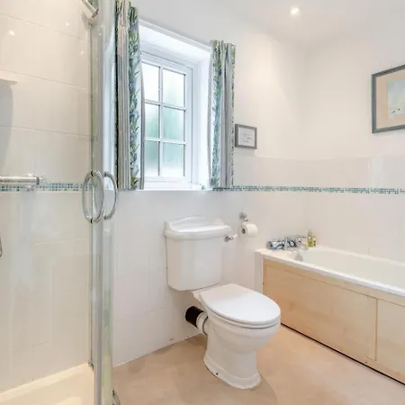 2 Bed In Oc-l32105 Ferienhaus *
